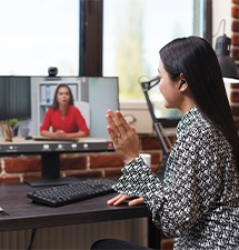 candidate-practising-an-interview-with-live-ai-coaching-on-screen candidate-practising-an-interview-with-live-ai-co